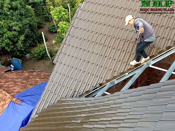 Thi công mái tôn giả ngói tại quận 2
