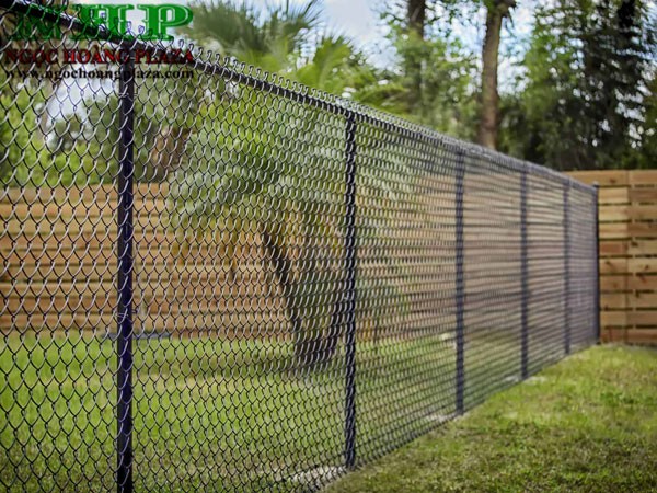 Thợ làm hàng rào lưới sắt B40 tại quận 1