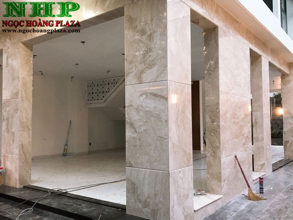 Thợ thi công đá hoa cương mặt tiền tại quận 7